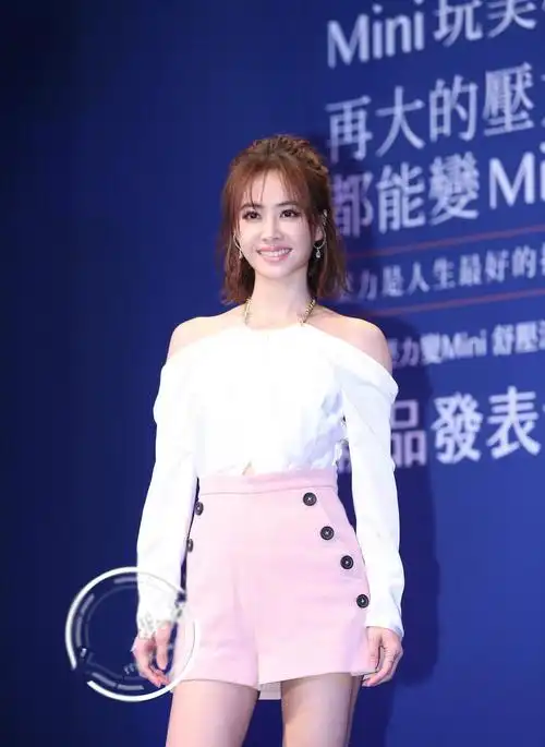 蔡依林新专辑发布会,西服穿出爷们范,内搭大胆,时尚七十二变