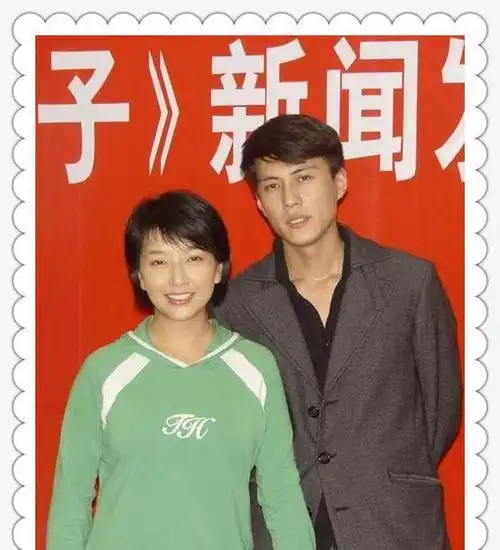 51岁江珊一家近照, 小15岁丈夫帅过前男友靳东, 女儿很满意