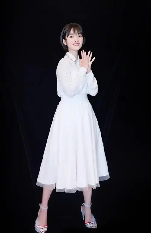 沈月穿上白色连衣裙 瞬间不再日系少女样儿 美得接受不了