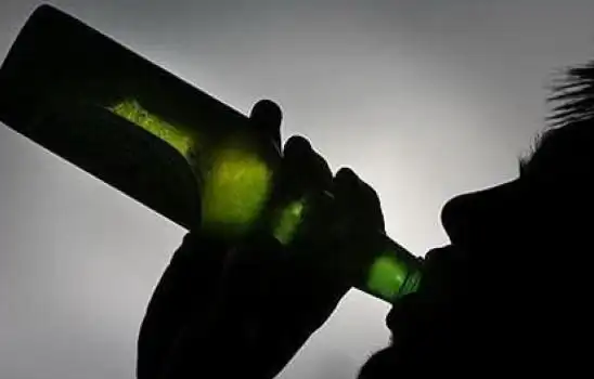 饮酒百科:为什么喝酒会伤害眼睛