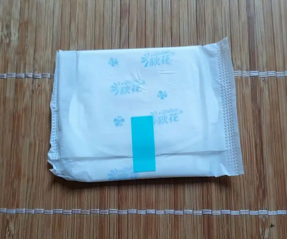 用过的卫生巾这样处理,更干净 我拿了护垫示范 图一,护垫本垫 图二,撕