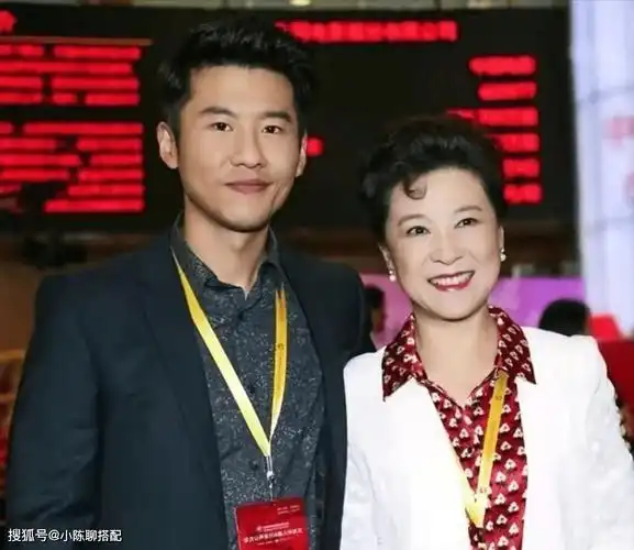 原创王馥荔72岁还这么漂亮奶奶衫也能穿出气质状态非常优雅