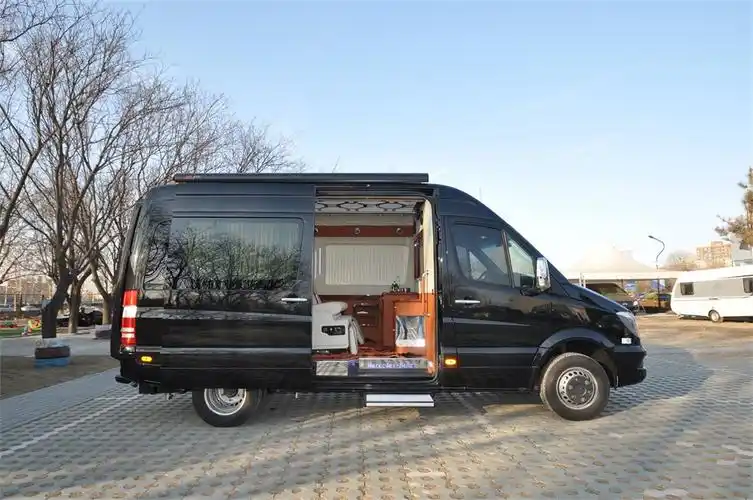 首台短轴版奔驰斯宾特524"逸尊"商旅房车