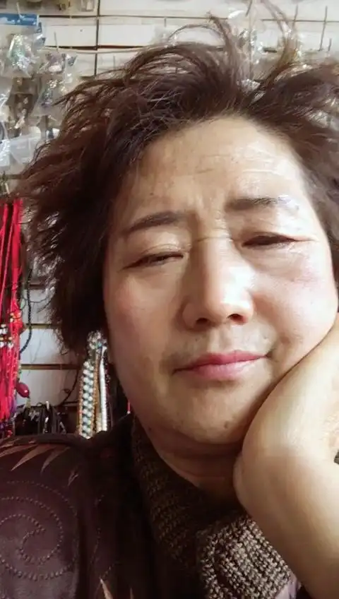 丑老太婆吓走顾客,妆后惊呆顾客.