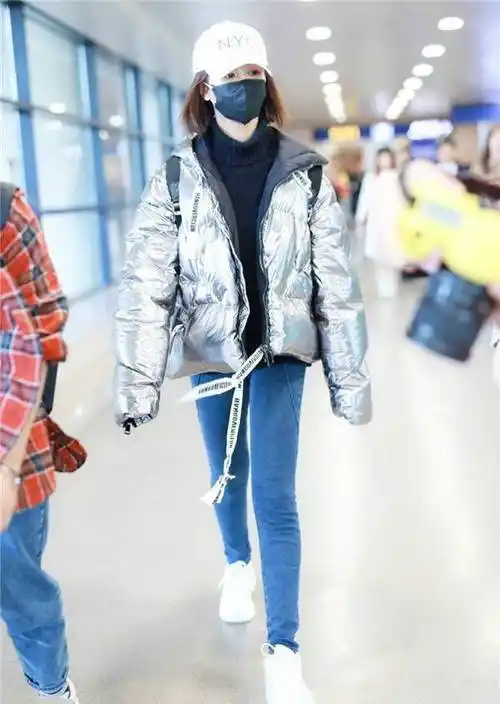 真正聪明的女人,穿羽绒服都不会配黑裤子,看杨紫就知道了_黑色_爱美