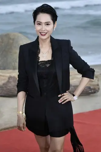 今日图集:年逾半百朱茵容颜常驻