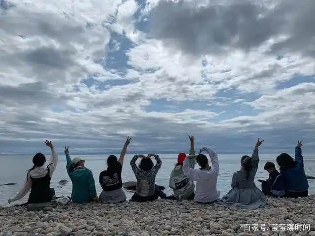 一群人也适合拍背影照.