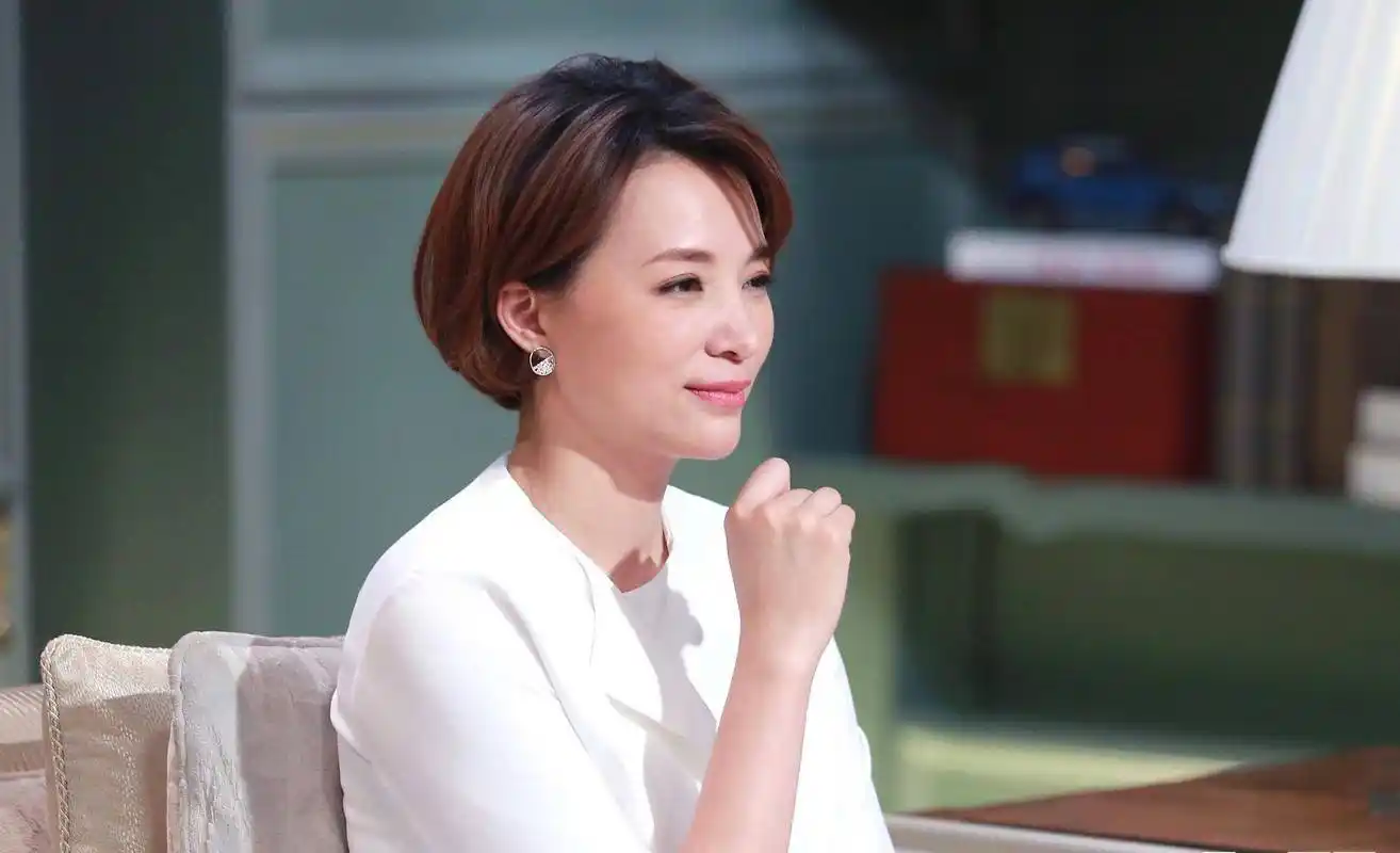 主持位置被顶替,家人被限制高消费,央视主持人董卿的日子不好过_观众