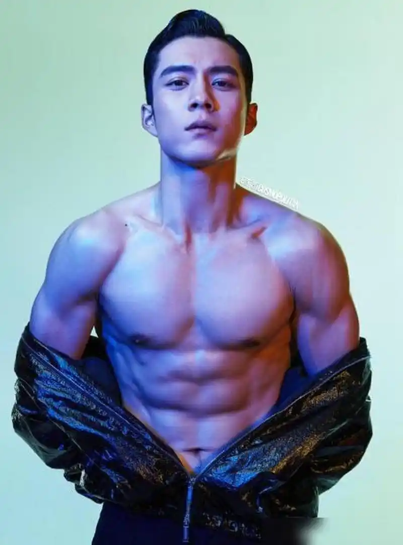 韩东君,这肌肉,这线条无可挑剔.