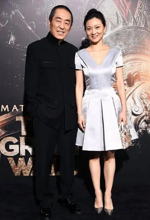 陈婷的气质真的挺成熟穿得简约却很贵气不像小了张艺谋30多岁