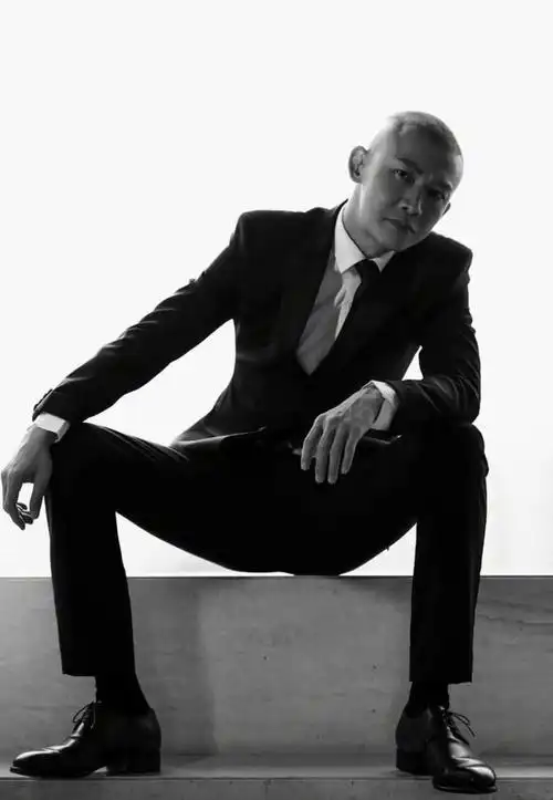 聂远穿着一身黑色西装搭配白色衬衣,脚踩黑色皮鞋,优雅帅气,高级感