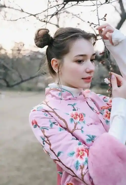 24岁浙大留学生火了!4国混血,颜值神似奥黛丽赫本 赵薇,美腻了!