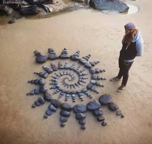 调侃,自己玩石头就真的只是玩石头,别人却能摆成这么充满艺术感的图案