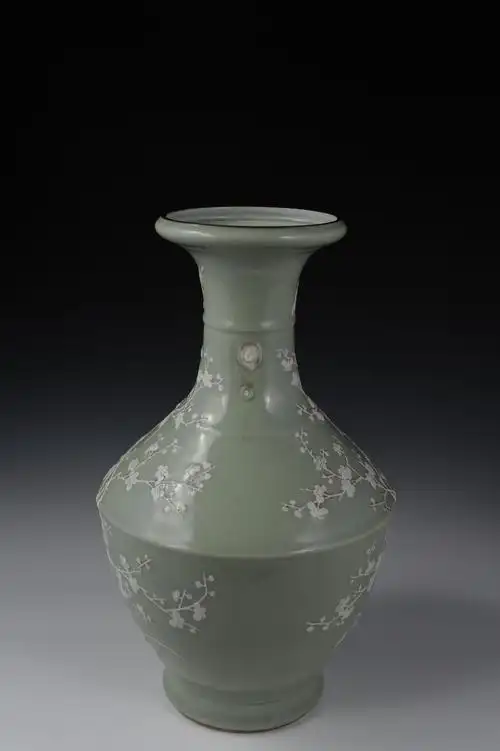 清代豆青釉堆白梅花双耳瓷瓶