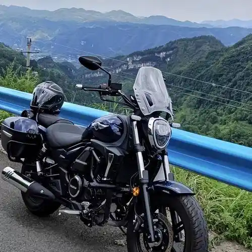 tr300实在太过于传统和保守,看起来不像是属于年轻人的巡航摩托车