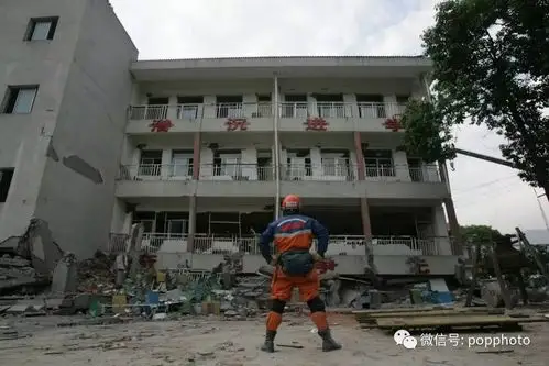 2008年5月,北川中学主教学楼,楼体第一层和第二层全部被埋在地下.