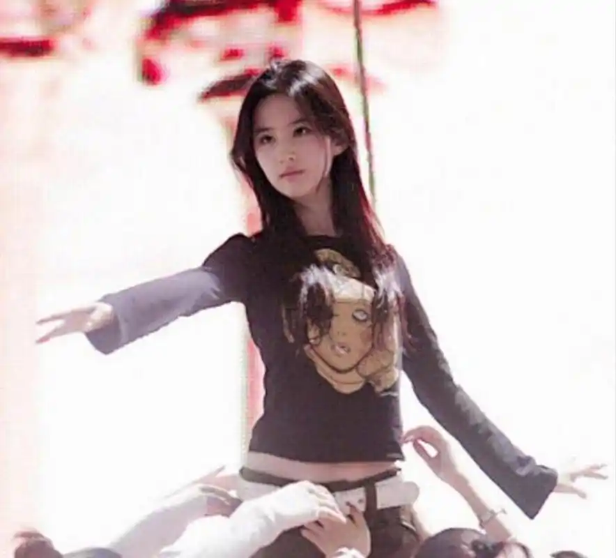 组图:刘亦菲金鹰女神幕后照曝光 随手抓怕无打光仍灵动耀眼