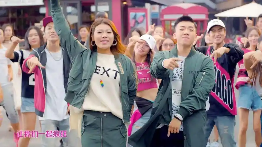 唯品会128周年庆低调组合约会王图艾