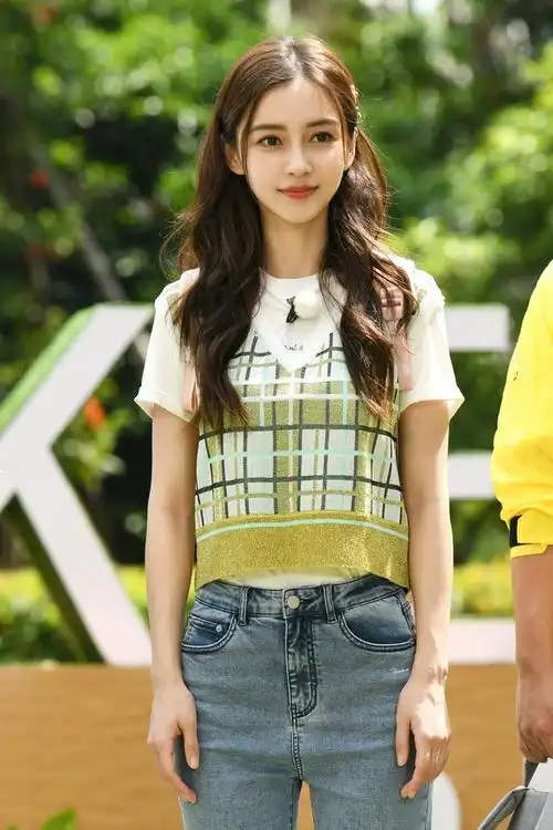 原创杨颖机场辣妈风穿搭,清新搭配体现夏日感,是美少女没错了