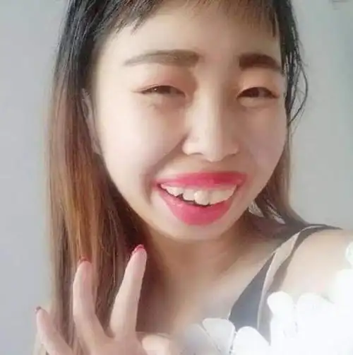 网红嘟嘟姐就是这样凭借着一张大嘴巴给人留下了很