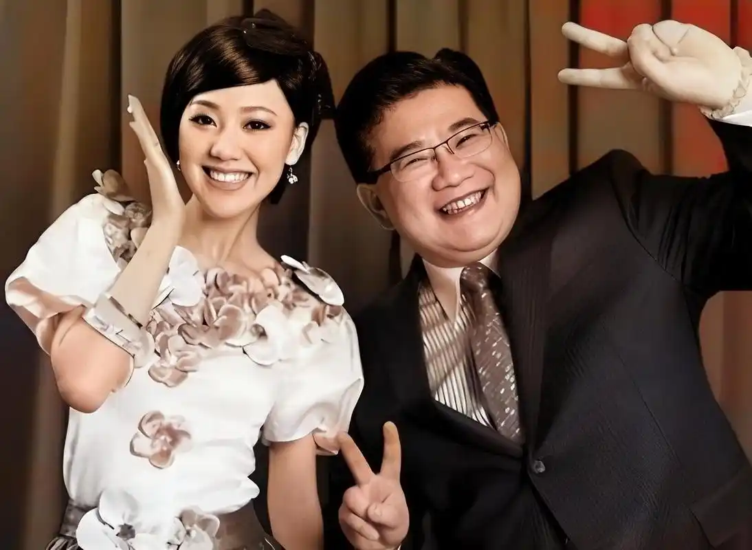 16年,王冠被领导骂了一顿,因为她和前男友曹可凡的绯闻再次爆发,一直