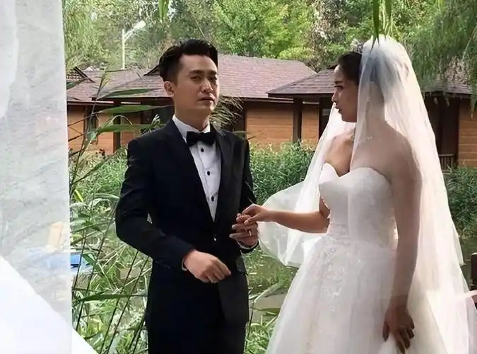 回顾主持人杨帆娶普通妻子李飒婚后生两女日子过得有滋有味