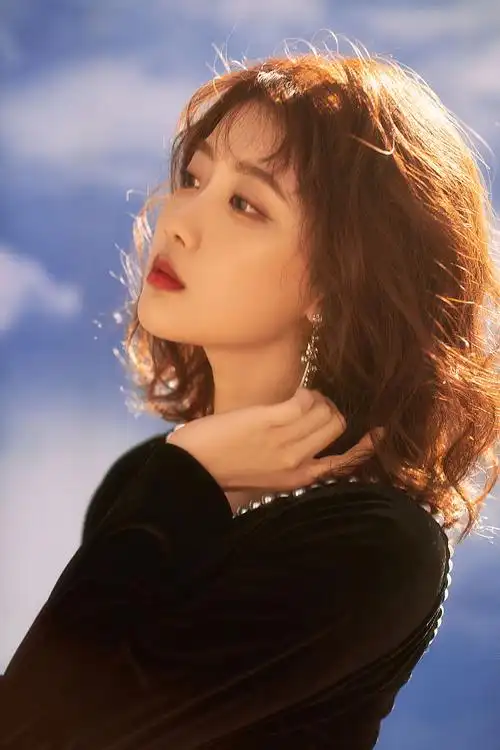 李艺彤生日写真氛围感拉满 黑裙红唇尽显复古摩登