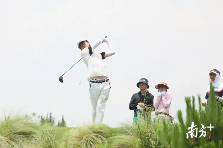 "中国十佳高尔夫教练员唐锦昌现场见证了签约活动.