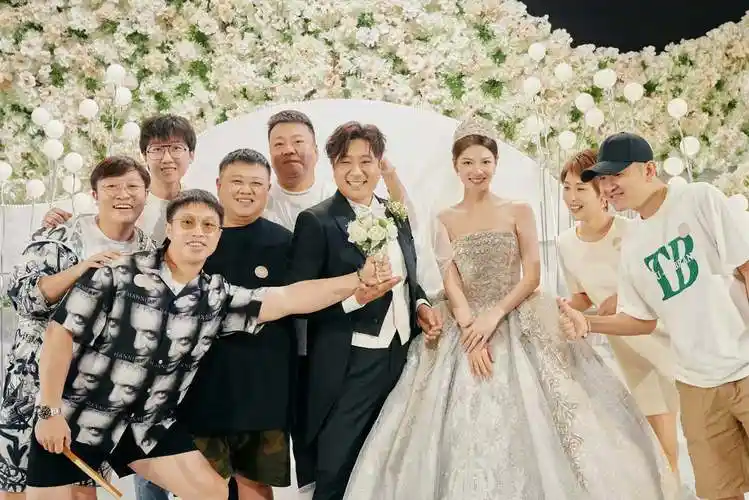 大碗娱乐张泰维姬晴结婚,老板贾玲当证婚人,孙越和烧饼到场祝贺_婚礼