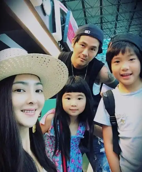 曹格一家四口旅行庆生 joe摸姐姐的头太暖了(图文)