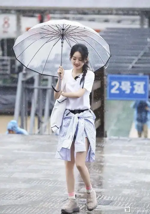 赵丽颖晒出美照粉色波点抹胸长裙秀出好身材甜美高级又可爱