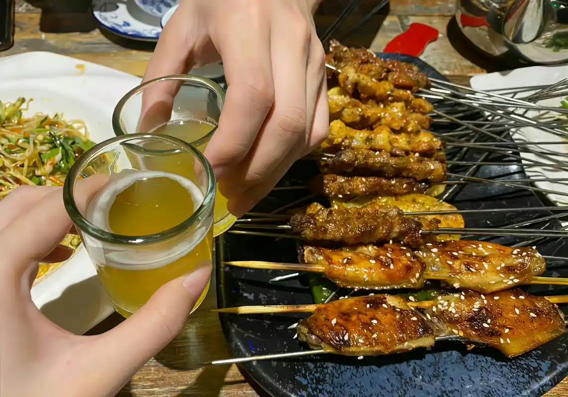 白天运动减肥餐,夜里摆烂烧烤摊!