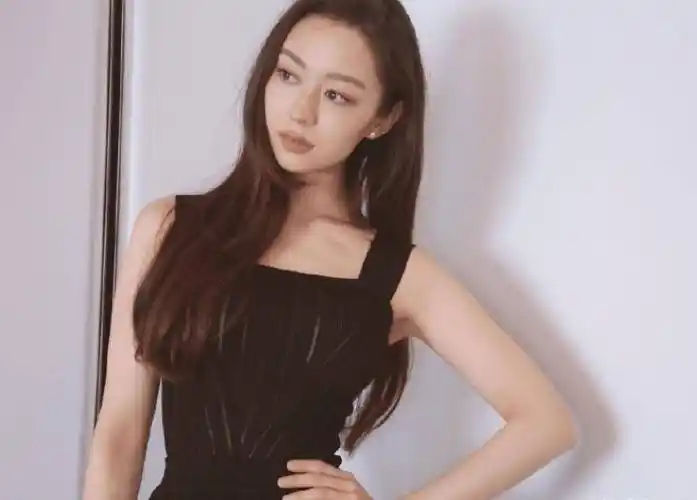 吉娜撞上巩新亮,一个甜美一个时尚,网友:郎朗口味依旧没有变_女孩