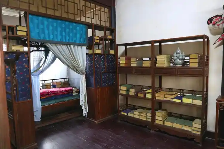 东厢房是男孩的房间,男孩居东,也可以看出古代重男轻女的思想.