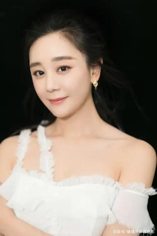 海陆:国色天资,艳若桃李,明艳动人