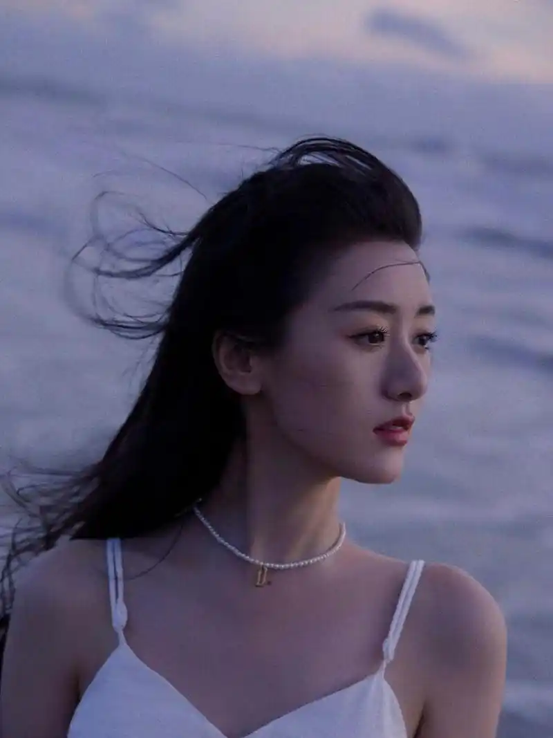 袁冰妍穿白色吊带裙在海边拍摄时尚大片,精致成熟,浪漫霸气,真的好有