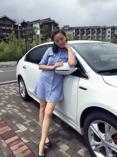 火辣辣的长腿媳妇,开着小五逛火辣辣的重庆.