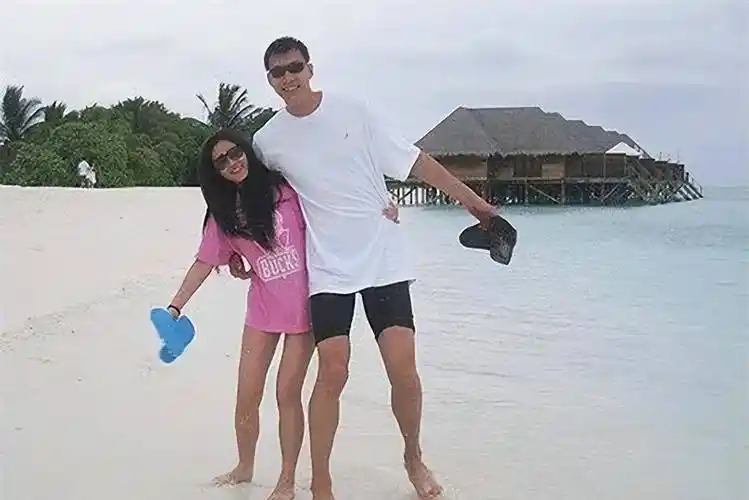 易建联:迎娶足球宝贝,耗资千万买美国豪宅,今妻子34岁身材苗条_李亚红