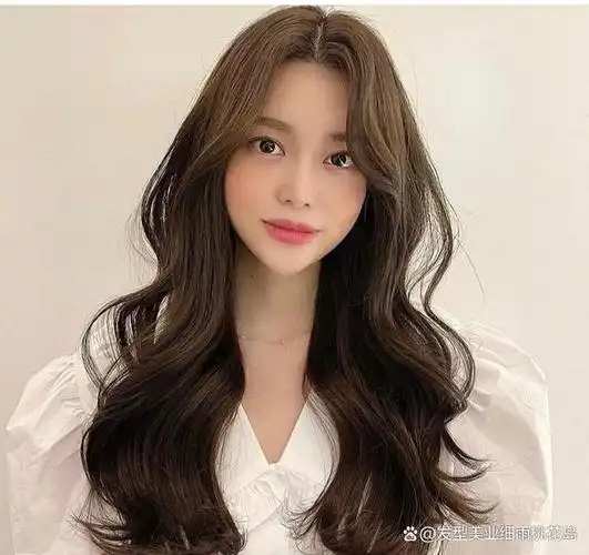 夏天适合烫的s烫发,好看减龄很百搭,也比较容易打理,这样的卷度很显发
