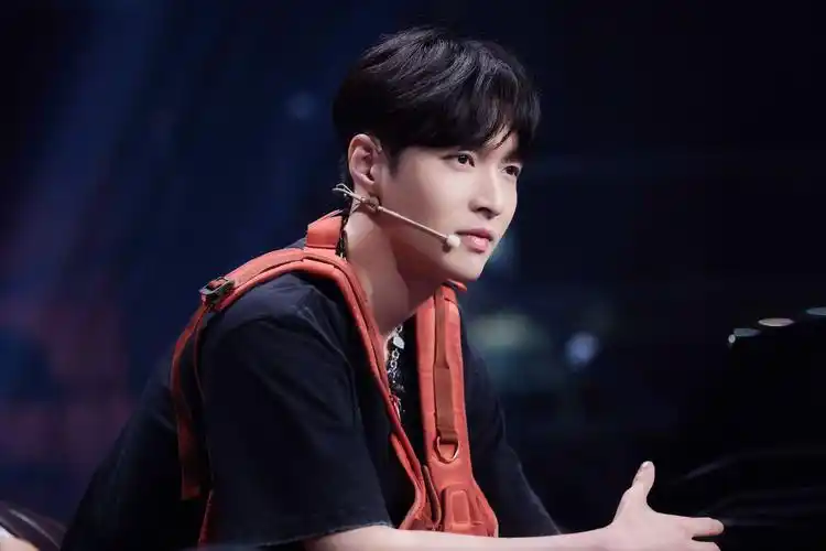 张艺兴《这!就是街舞3》"吃瓜网友"上线