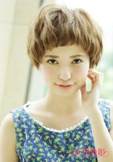 发型脸型 大脸 >> 大脸剪什么短发好看 脸大的人剪什么短发弧状的