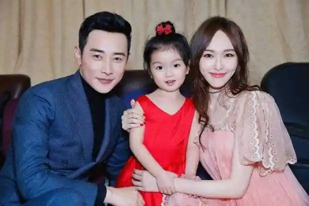 省钱夫妻档唐嫣大片是罗晋拍的昔日同游迪士尼还拍过写真3