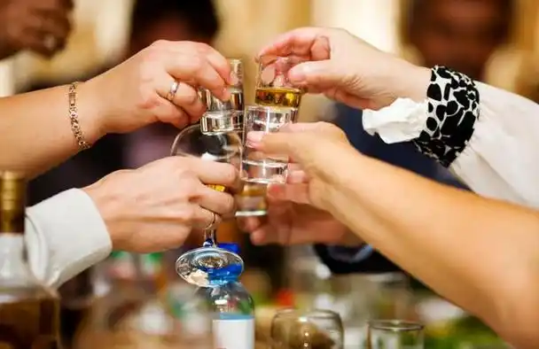 酒场即战场这句话一点没错,喝酒的时候言行,简直就是一个人的真实写照