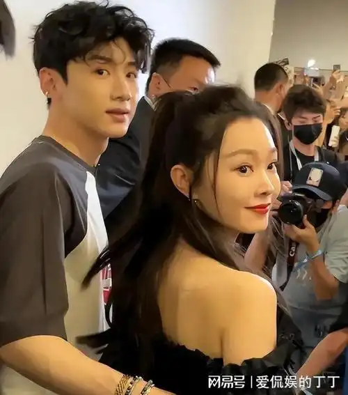 白敬亭宋轶不愧是情侣两人都脸小肤白还有魔鬼身材