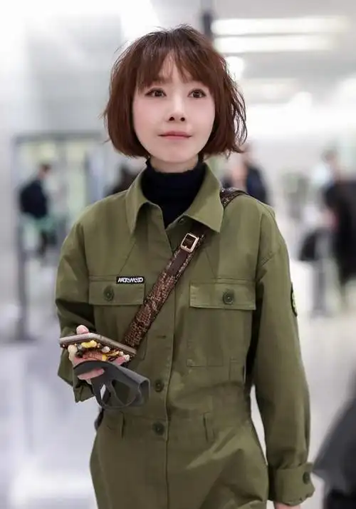 胖了鲁豫齐耳短发清新减龄穿连体工装裤搭配运动鞋帅气干练