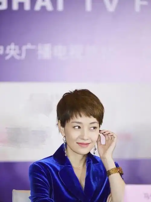 42岁马伊琍换新发色好洋气,一身宝蓝丝绒西装真高级,美得很优雅