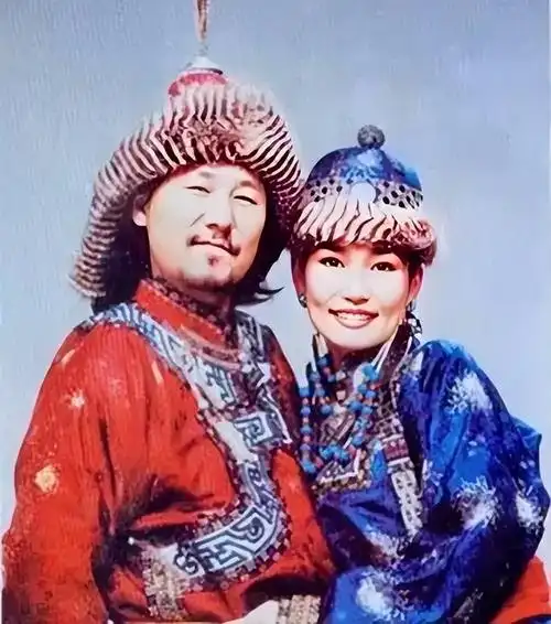 男歌手腾格尔个人资料 腾格尔的老婆洪格尔珠拉资料 - 歌词译