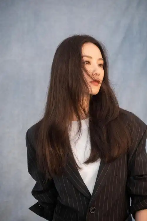 组图:刘诗诗立秋后第一组花絮图曝光 长发飘逸气质优雅