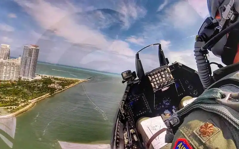 【高清】f16战机飞行员肩部gopro视角 城市上空横滚