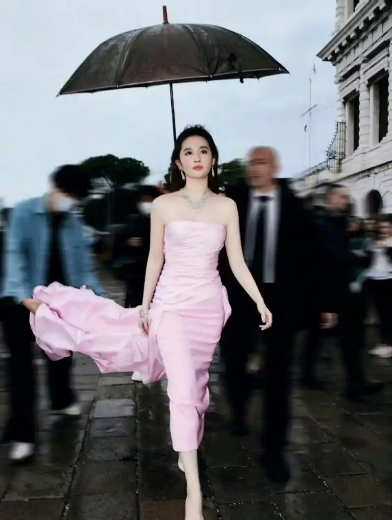 倪妮# #刘亦菲# 女明星撑伞神图这俩绝了,有不服的吗?